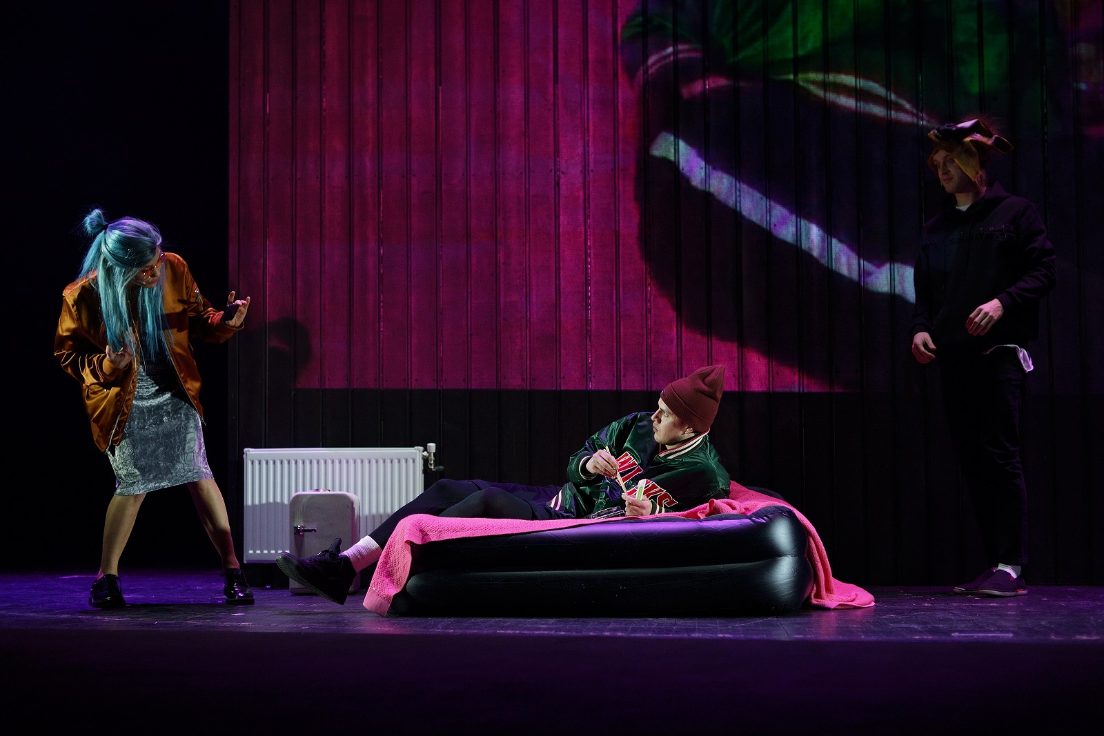 Skats no izrādes "Arī vaļiem ir bail" (NT, rež. Elmārs Seņkovs, mūzikas autors Edgars Mākens) // Foto – Margarita Germane